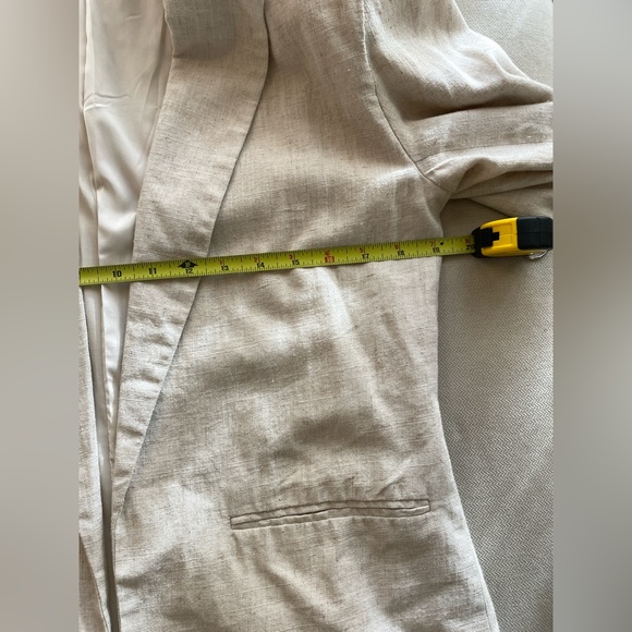 Lightweight Oversized Linen Blazer - Picture 9 of 10